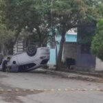 Volcadura de vehículo en Paseo de Capellanía, García, Nuevo León