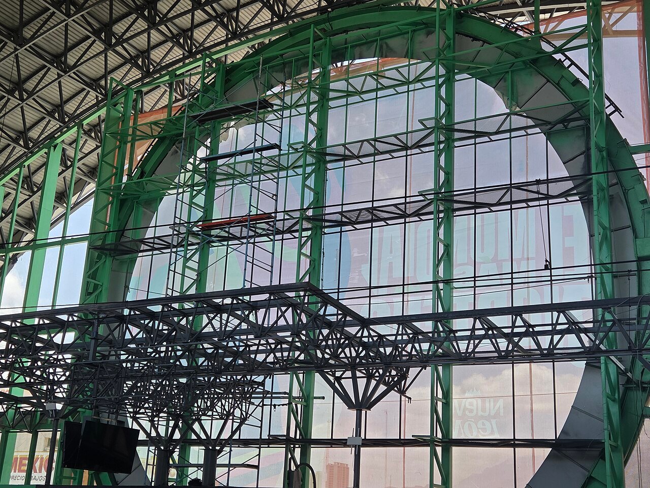 Estación Hospital de Ginecología de la Línea 4 luce sin escaleras ni accesos peatonales visibles