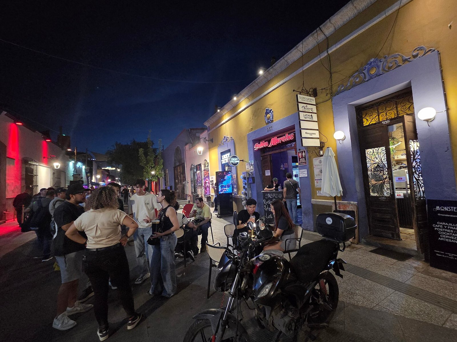 Calles del Barrio Antiguo de Monterrey durante la noche