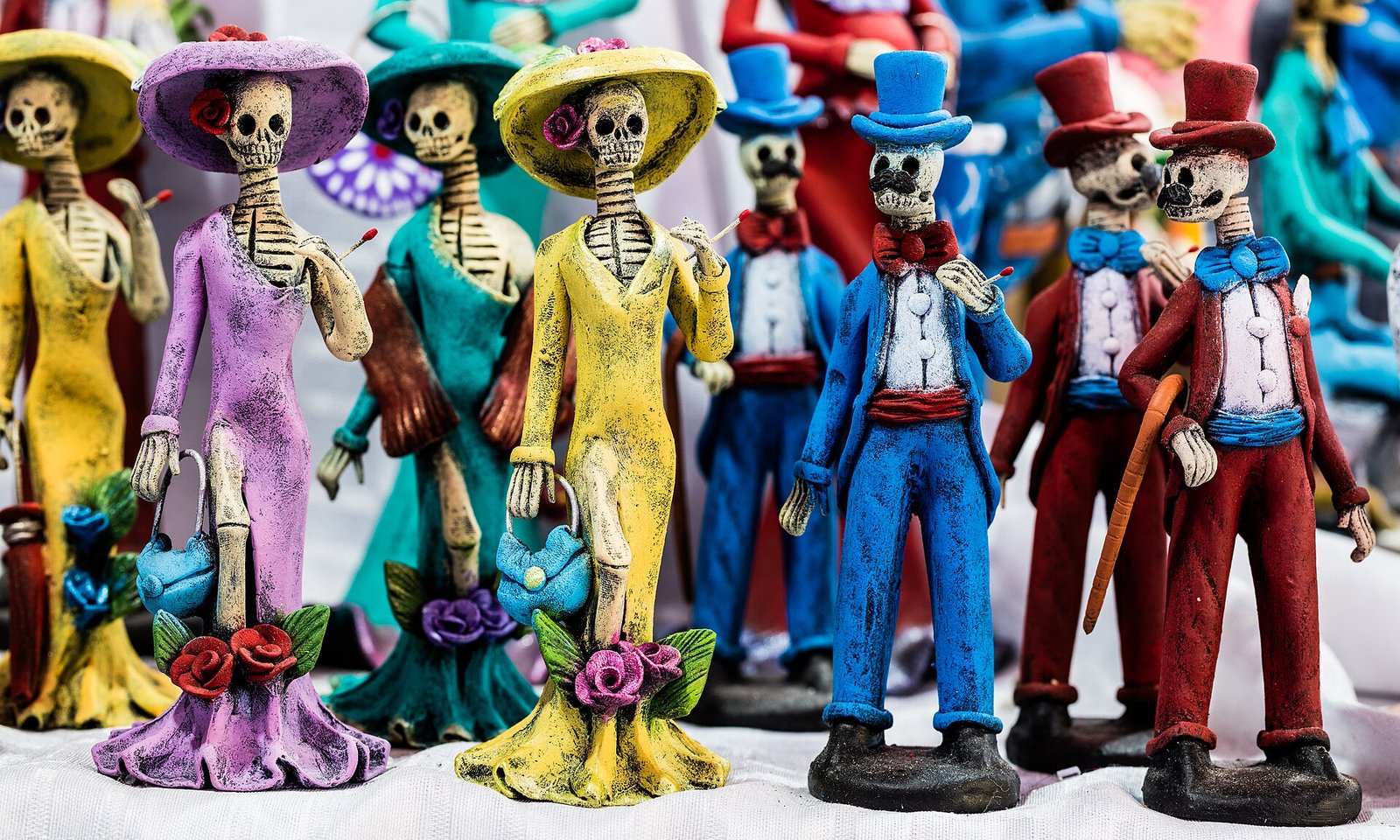 Catrinas y catrines en una celebración de Día de Muertos en México