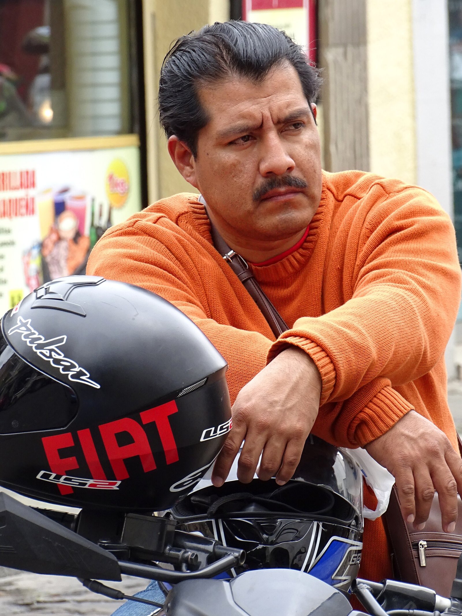 Motociclista circulando por una calle en México