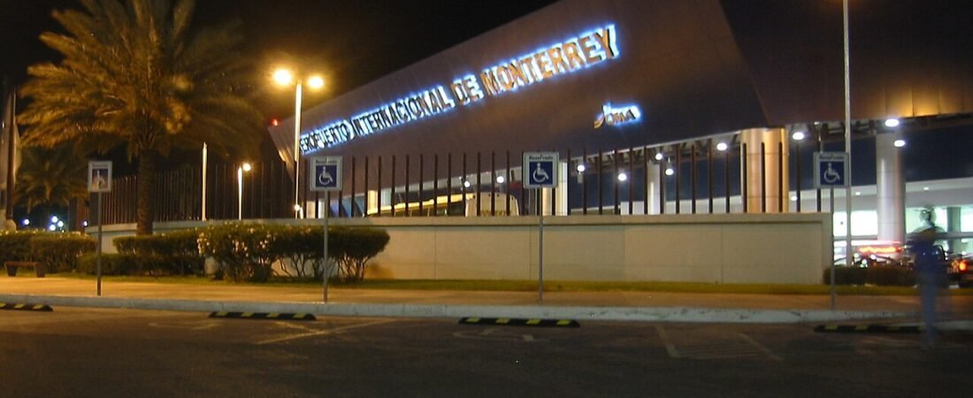 Aseguran 94.5 litros de sustancias ilícitas ocultas en botellas en el Aeropuerto de Monterrey