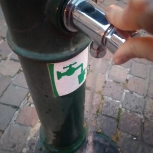 Agua saliendo de un grifo