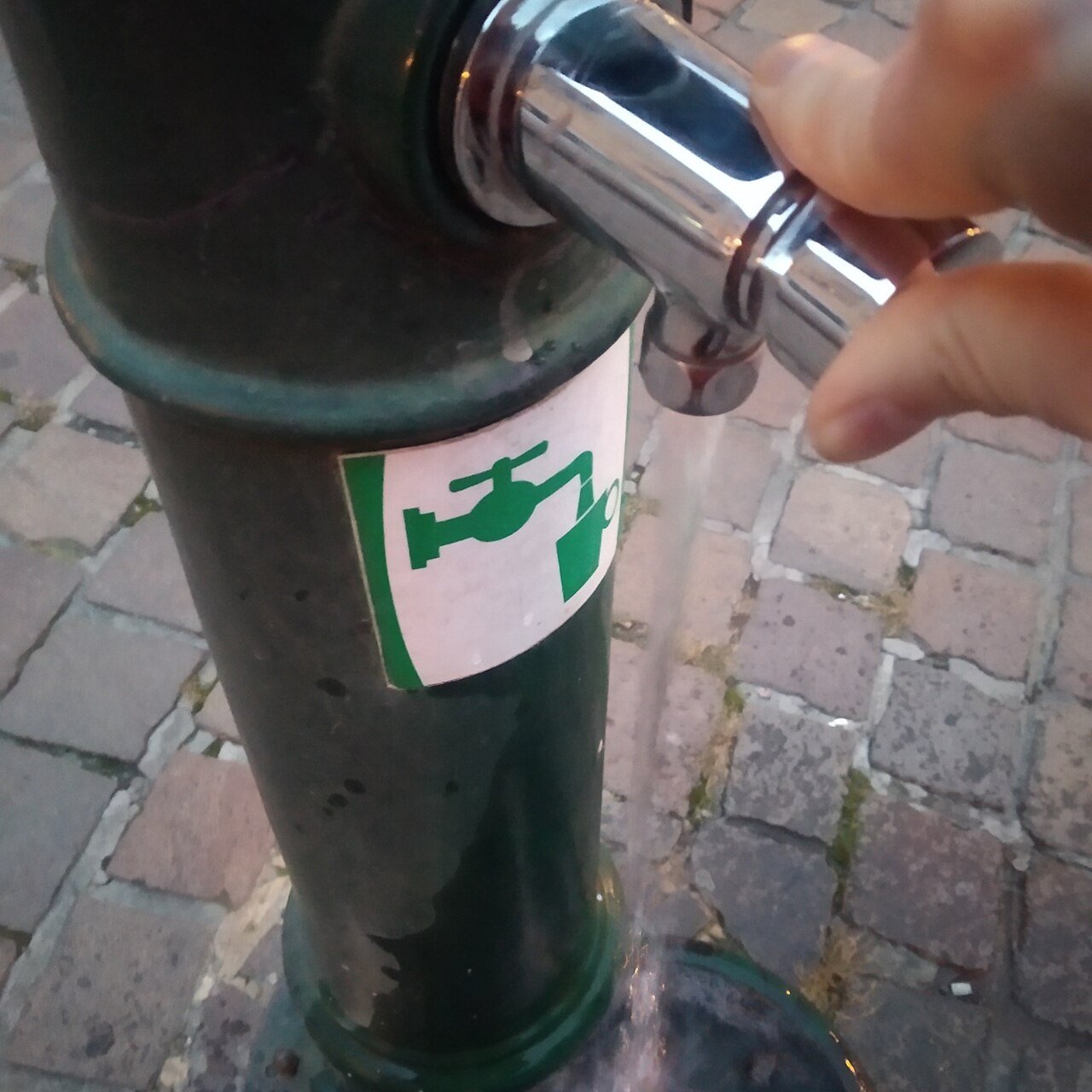 Agua saliendo de un grifo