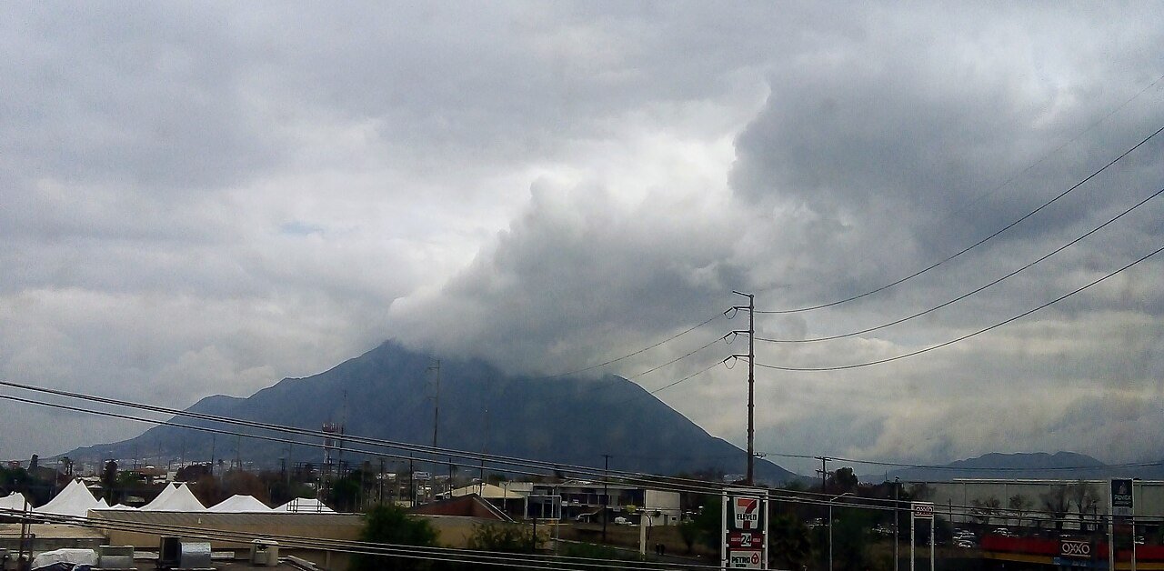 Nubes sobre el Cerro de la Silla en Monterrey