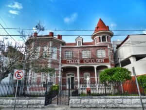 Fachada del Colegio Excélsior, una escuela en Monterrey, Nuevo León.