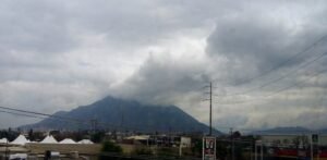 Nubes sobre el Cerro de la Silla en Monterrey, Nuevo León.