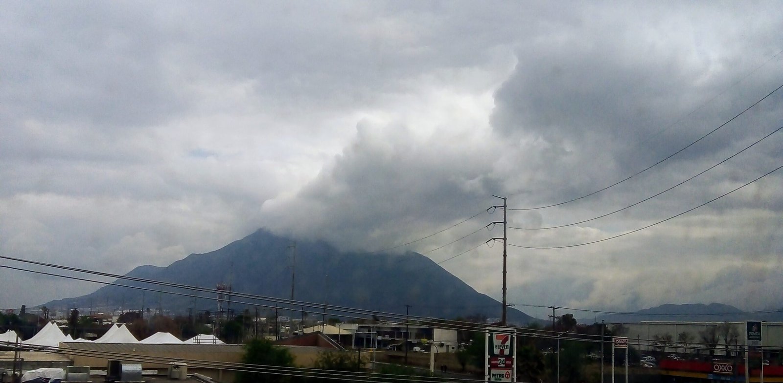 Nubes sobre el Cerro de la Silla en Monterrey, Nuevo León.