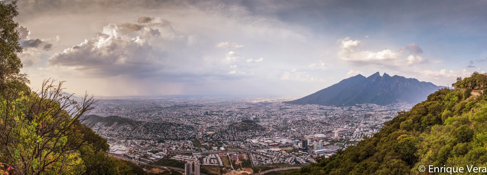 Panorámica de Monterrey con el Cerro de la Silla bajo cielo nublado