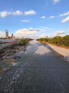 Río Santa Catarina en Nuevo León bajo cielo nublado