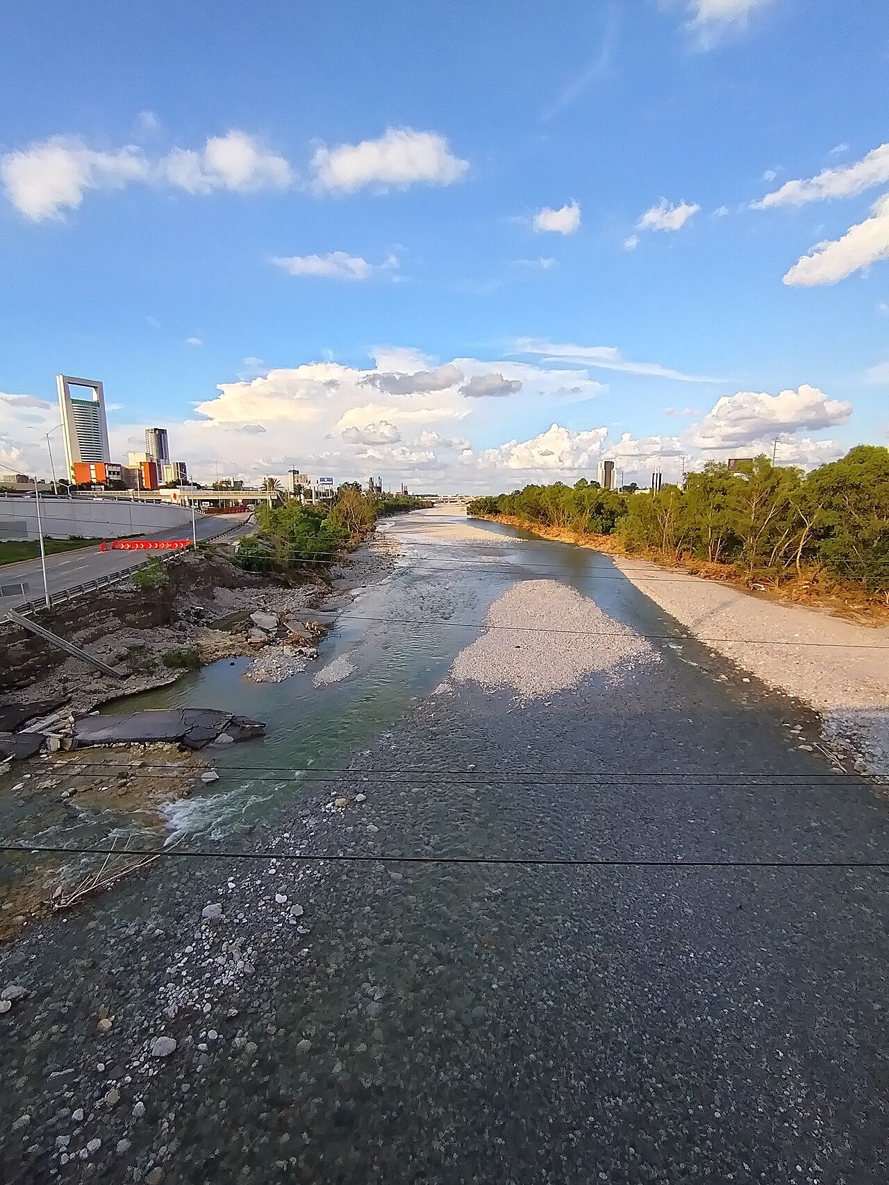 Río Santa Catarina en Nuevo León bajo cielo nublado