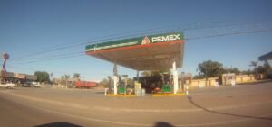 Gasolinera en México donde se venden gasolina regular, premium y diésel