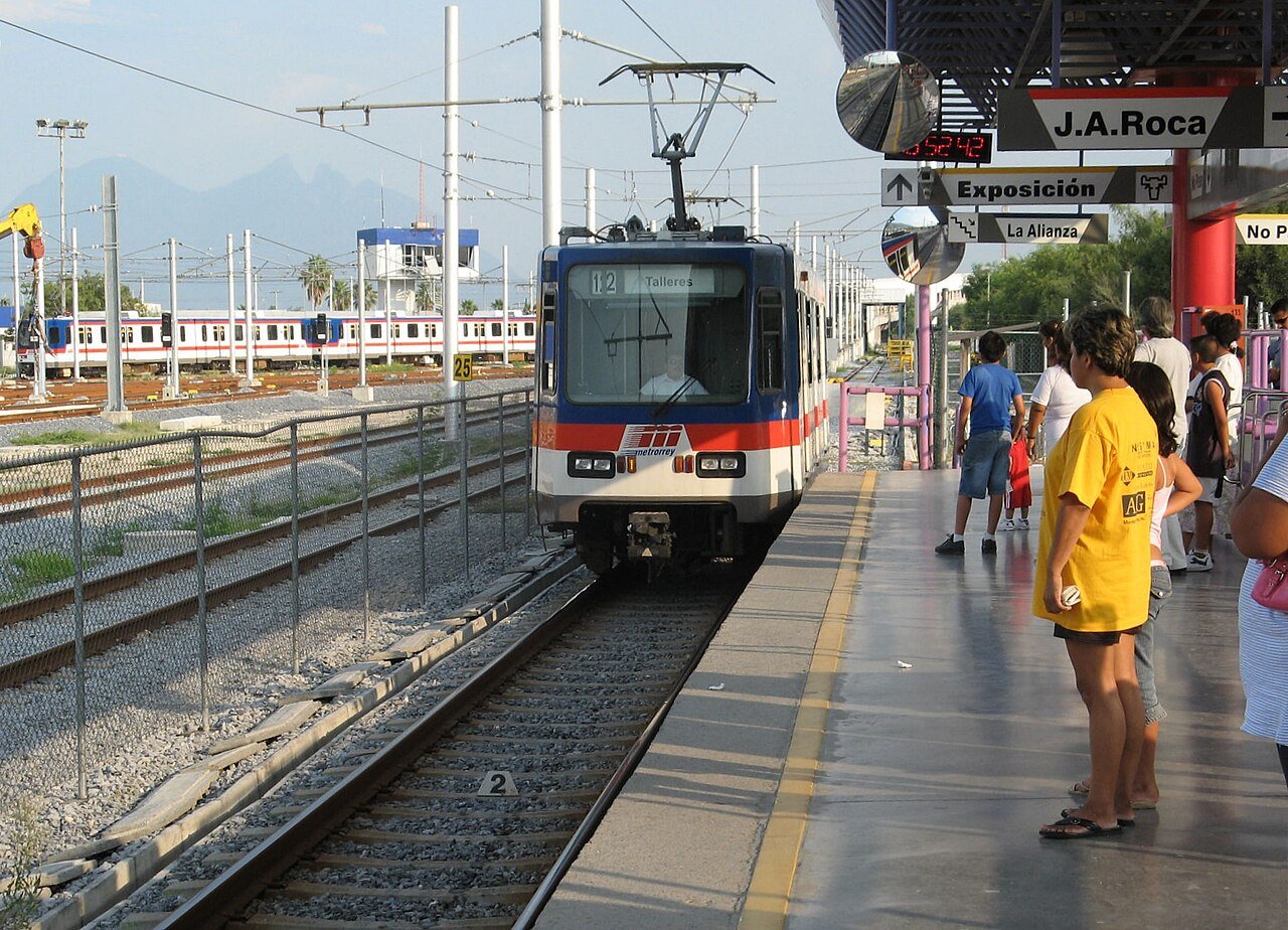 Reportan trenes varados y aglomeraciones en la Línea 1 del Metro de Monterrey