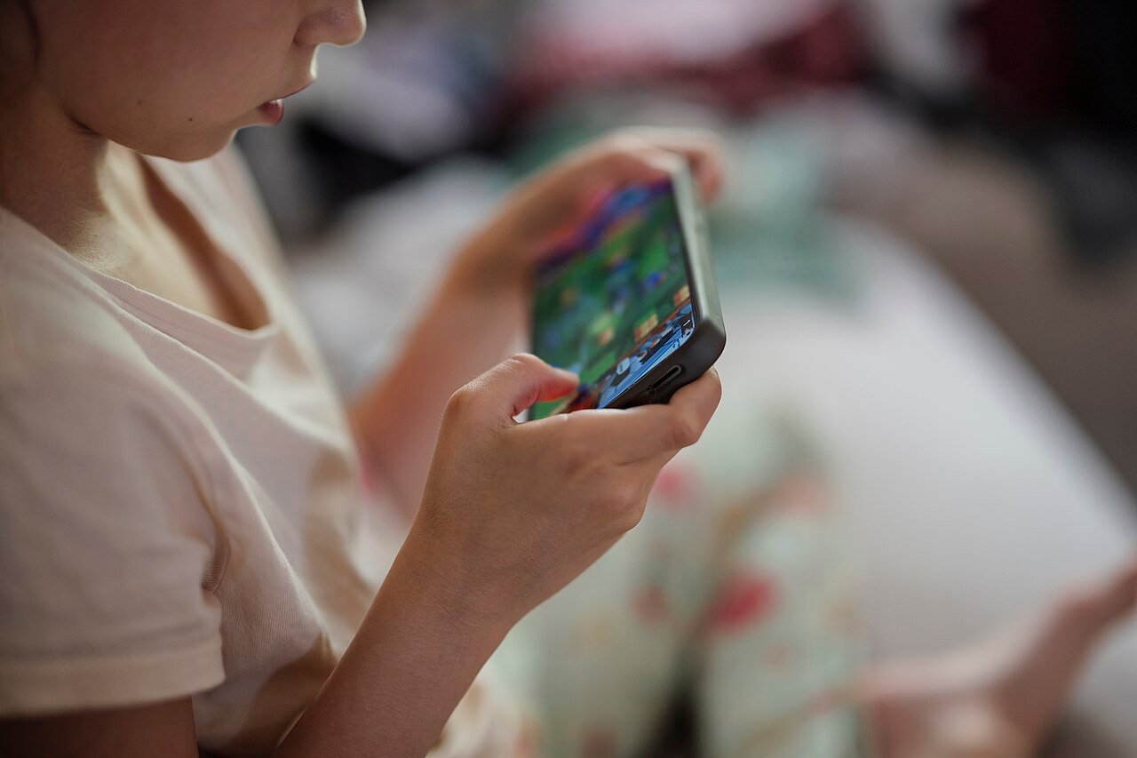 Niño usando un teléfono inteligente en casa