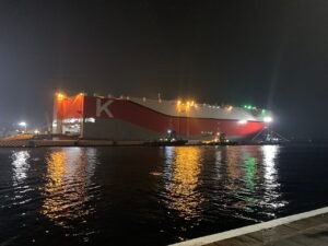 Buque portacoches similar a los que exportan los autos fabricados en Nuevo León