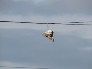 Cables enredados en una calle de México
