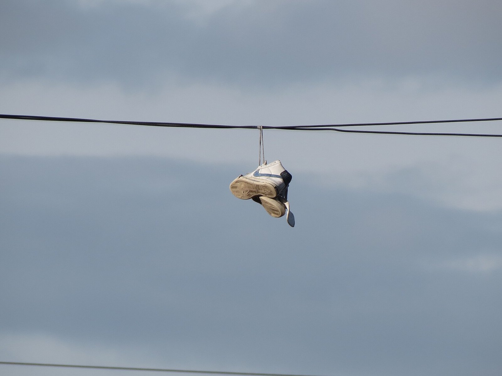 Cables enredados en una calle de México