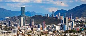 Panorama del skyline de Monterrey en un día despejado.
