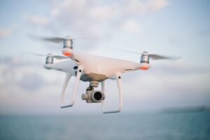 Dron cuadricóptero en vuelo, similar a los usados por la División Águilas de la Policía de Monterrey