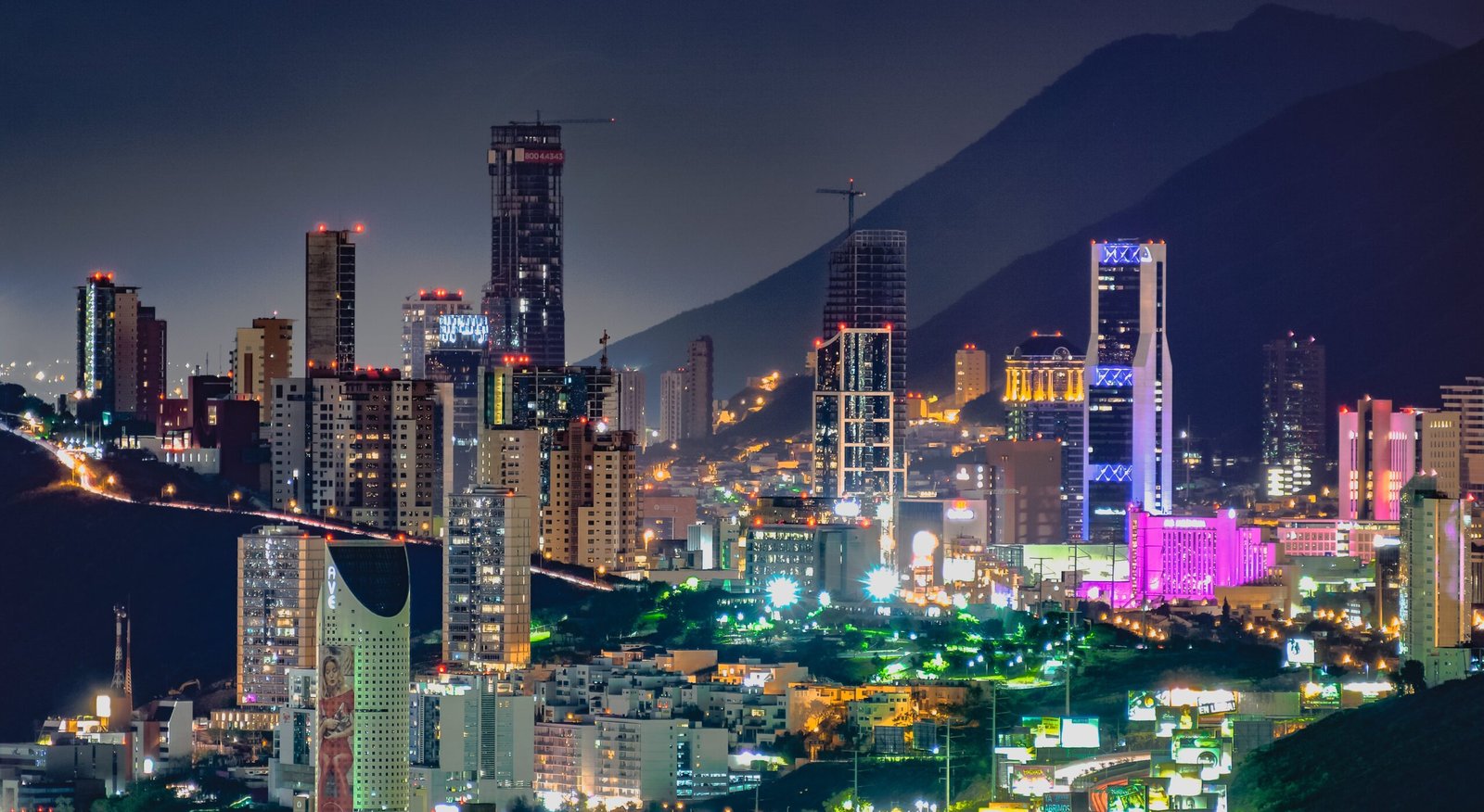 Zona de negocios de Monterrey con sus rascacielos, símbolo de la economía de Nuevo León.