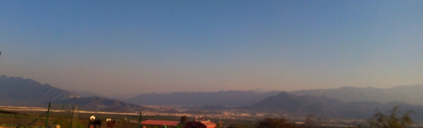 Panorámica del valle de Monterrey con neblina y contaminación en el aire