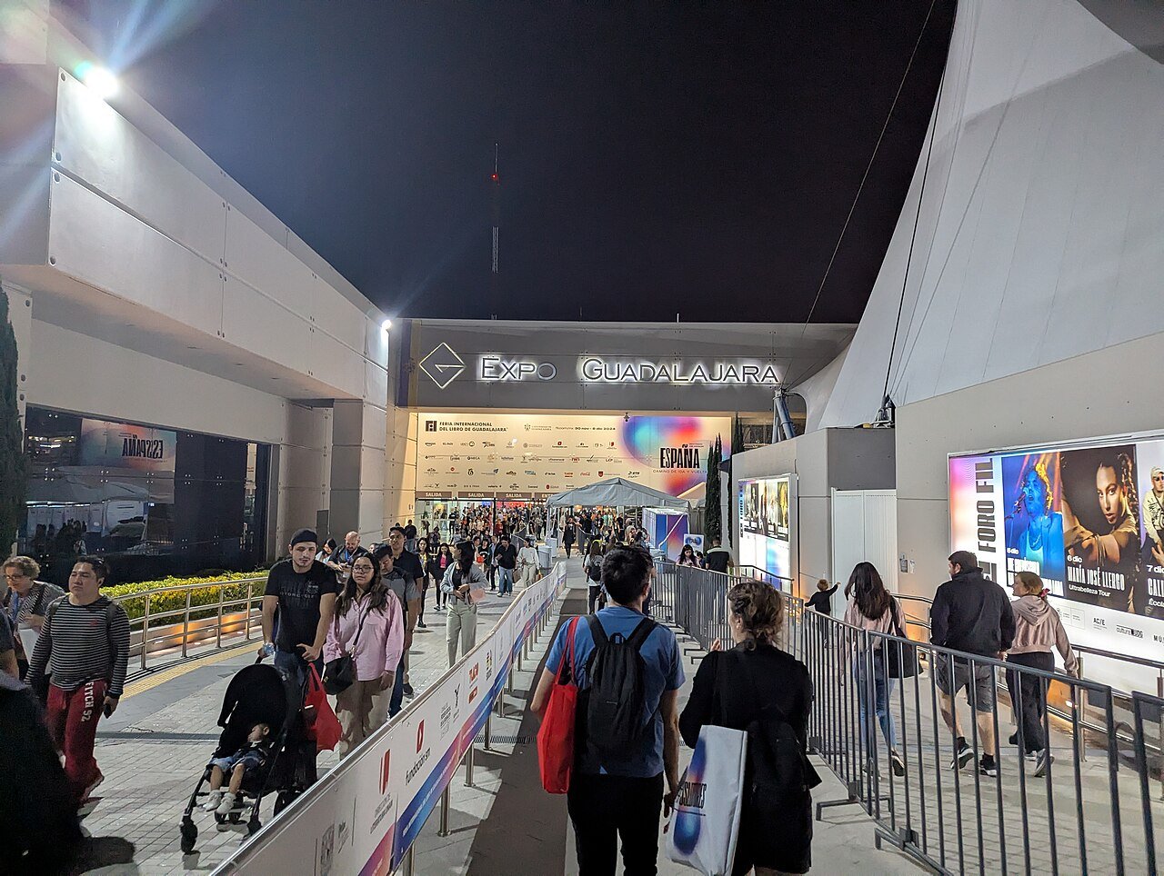 Entrada de una feria internacional del libro, similar a la de Monterrey 2026