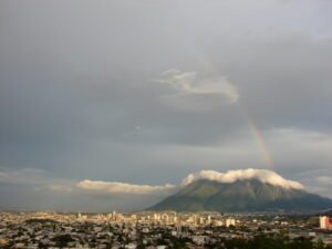 Arcoíris sobre el Cerro de la Silla en Monterrey tras la lluvia.