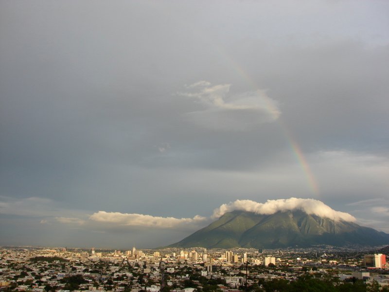 Arcoíris sobre el Cerro de la Silla en Monterrey tras la lluvia.