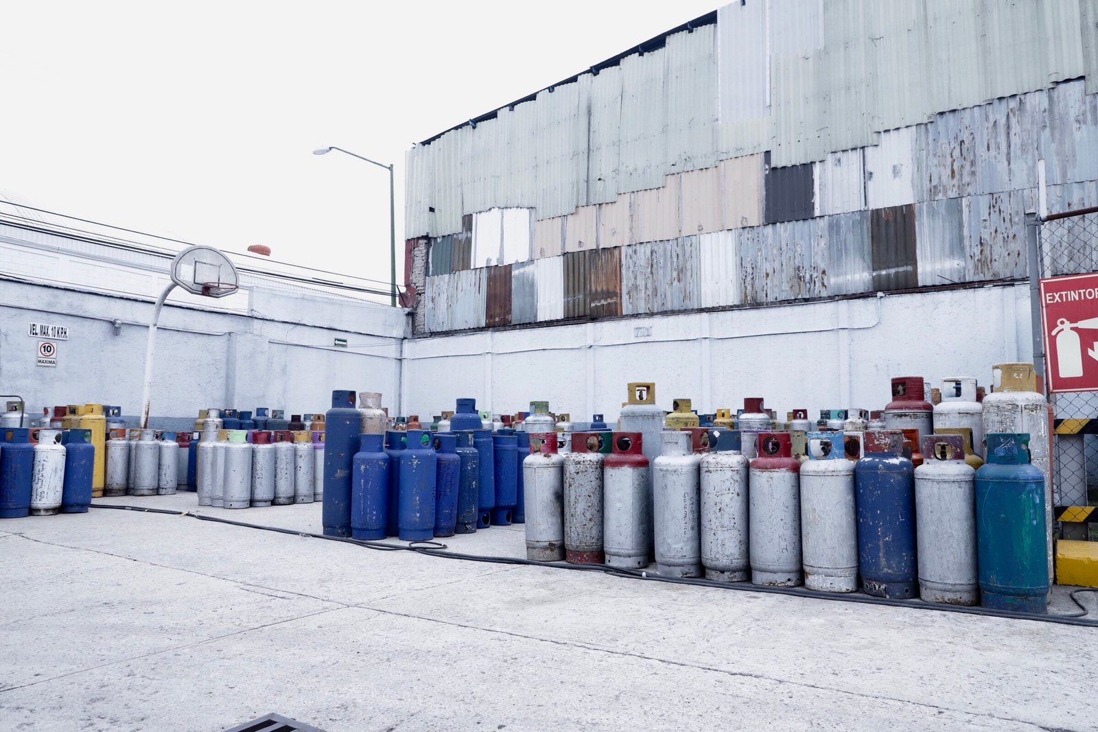 Hileras de cilindros de gas LP en un centro de acopio en México.
