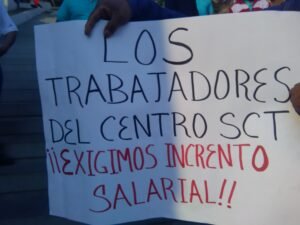 Trabajadores del IMSS se manifiestan frente a un hospital en Nuevo León para exigir un aumento salarial del 10 por ciento.