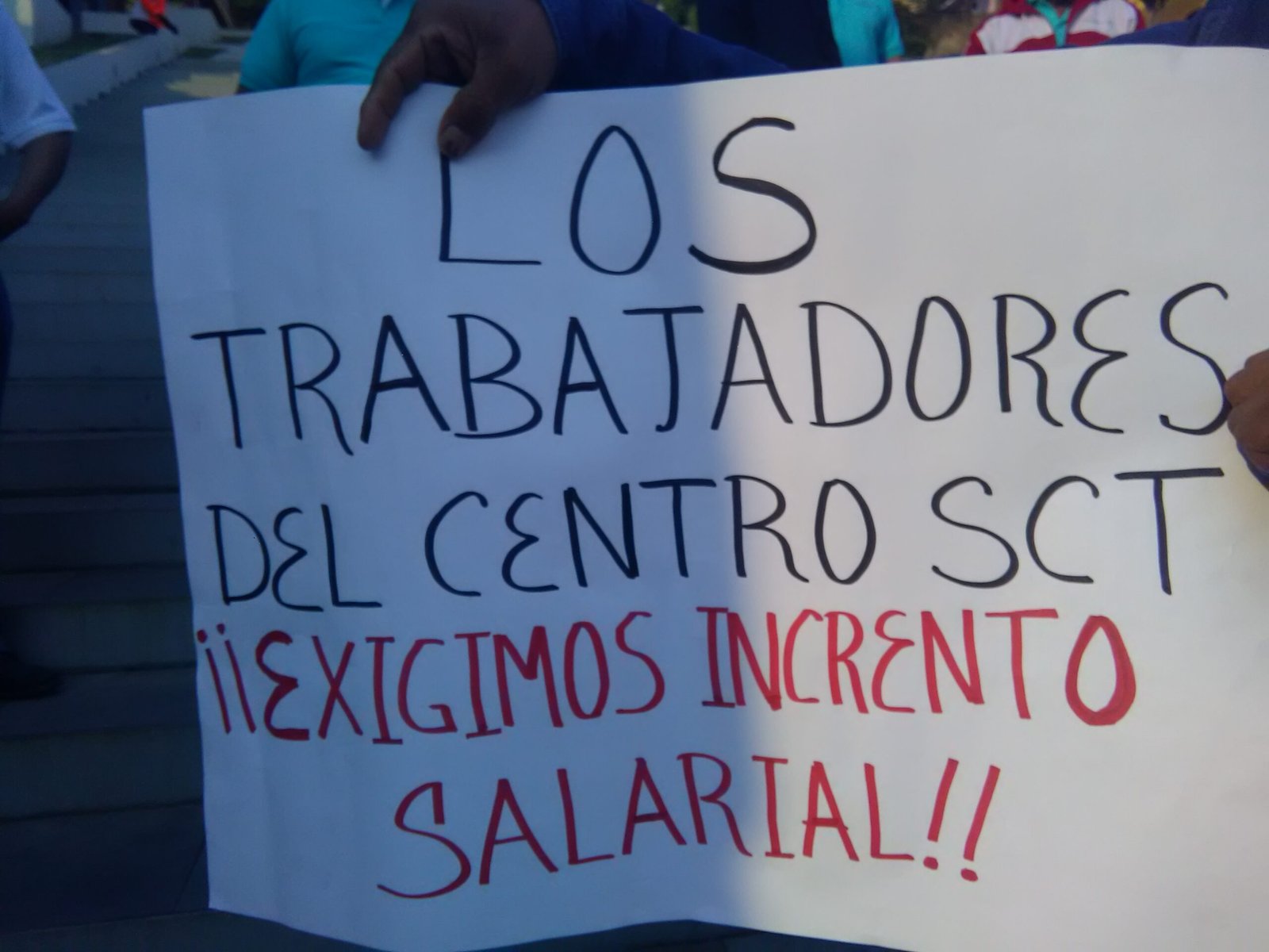 Trabajadores del IMSS se manifiestan frente a un hospital en Nuevo León para exigir un aumento salarial del 10 por ciento.