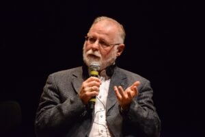 El escritor argentino Alberto Manguel, quien brindó el discurso inaugural de la FIL Monterrey 2026.