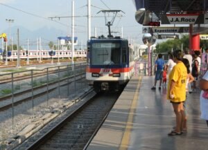 Tren del Metro de Monterrey llegando a una estación.