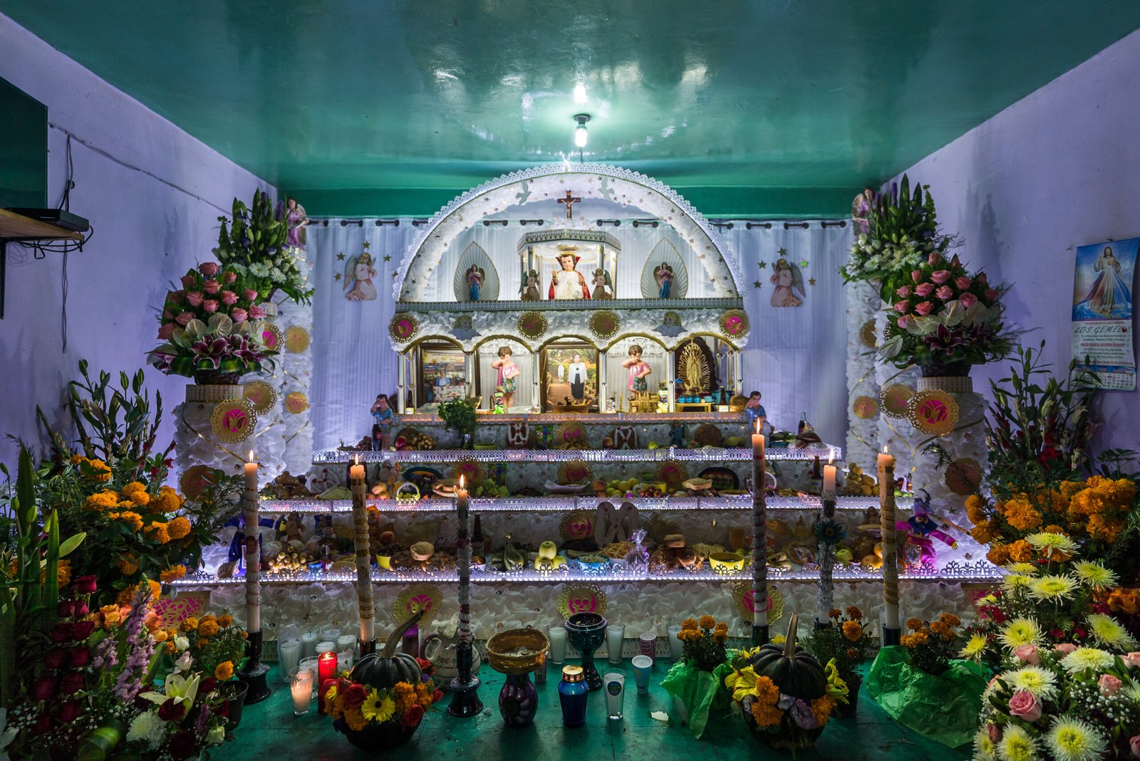 Ofrenda tradicional de Día de Muertos con flores de cempasúchil