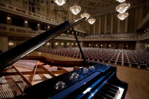 Piano de cola en un escenario de concierto, como los recitales de la Temporada de Música 2026 de CONARTE.