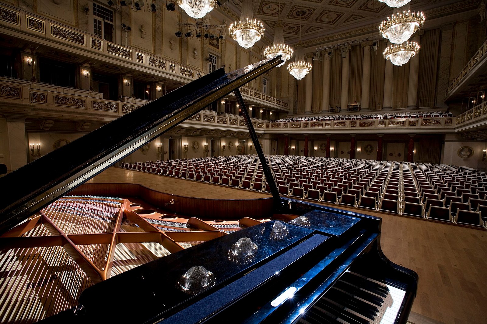 Piano de cola en un escenario de concierto, como los recitales de la Temporada de Música 2026 de CONARTE.