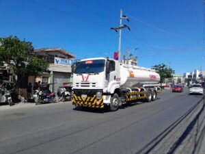 Pipa de combustible similar a la que volcó en la avenida Lincoln, en García, Nuevo León