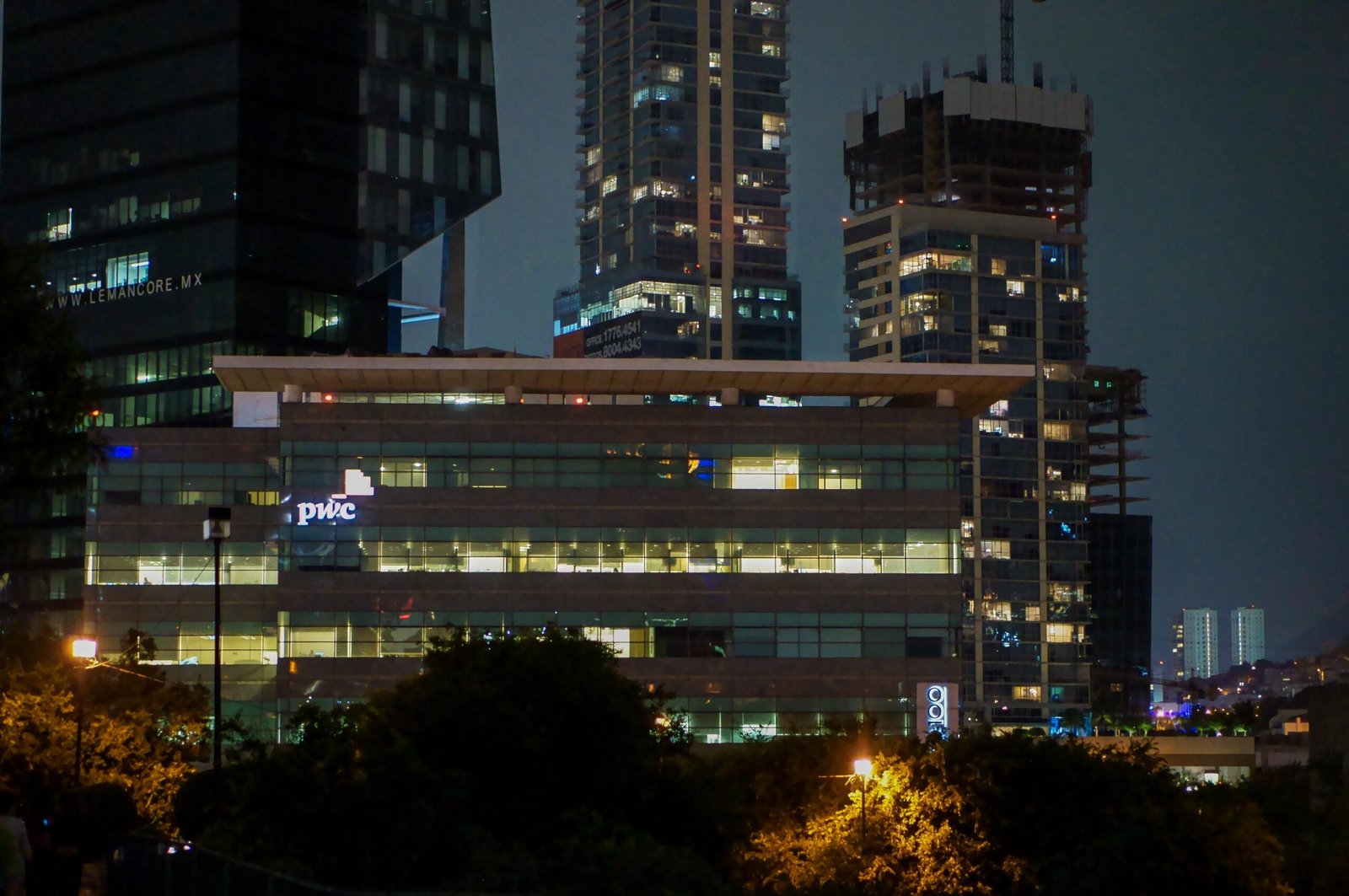 Ciudad de Monterrey de noche, municipio donde se registró el robo de cinco vehículos en un lote de autos de Mirador de las Mitras.