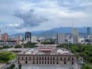 Vista de la zona metropolitana de Monterrey, donde el tráfico y las jornadas laborales afectan la salud mental.
