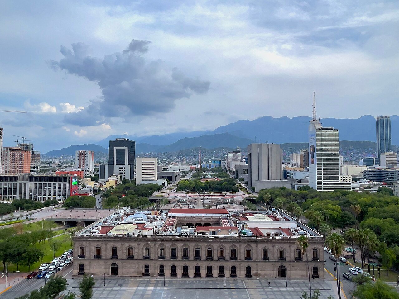Vista de la zona metropolitana de Monterrey, donde el tráfico y las jornadas laborales afectan la salud mental.