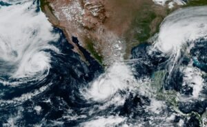 Imagen satelital de los huracanes Simón, Rachel e Isaías en el Pacífico, tomada el 9 de octubre.