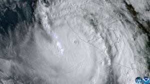 Imagen satelital del huracán Simón frente a las costas del Pacífico mexicano, tomada este 11 de octubre.