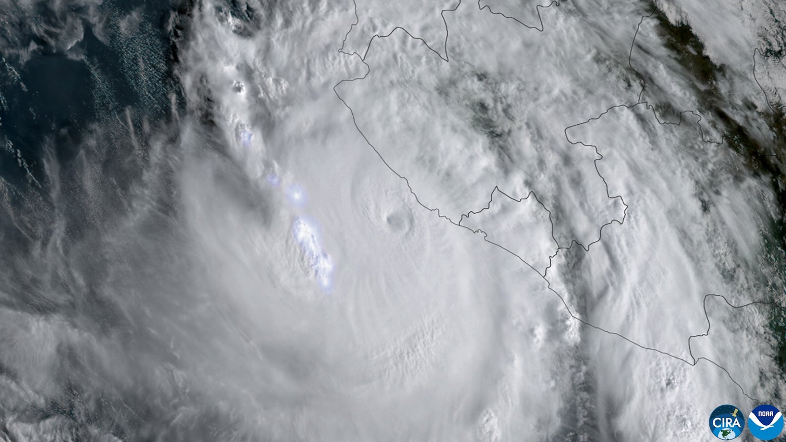 Imagen satelital del huracán Simón frente a las costas del Pacífico mexicano, tomada este 11 de octubre.
