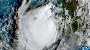 Imagen satelital del huracán Simón sobre el Pacífico mexicano este 12 de octubre.