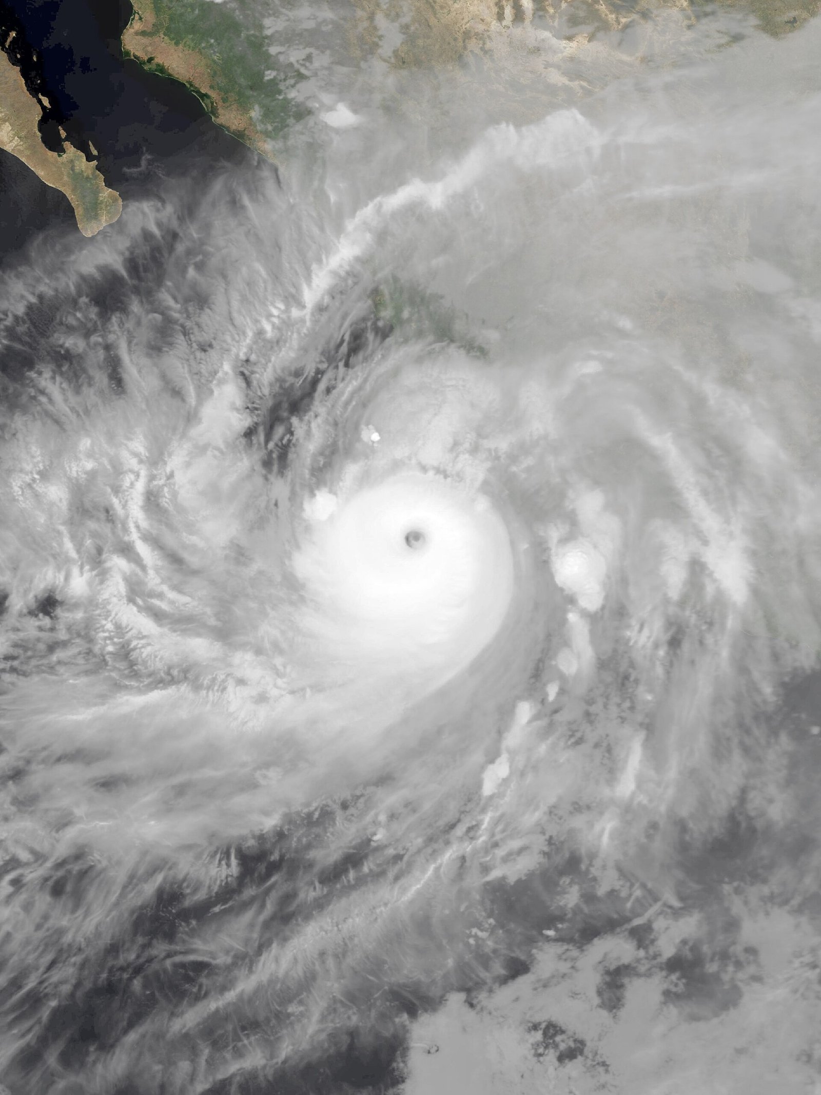 Imagen satelital del huracán Simón frente a las costas del Pacífico mexicano.