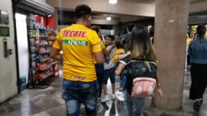 Aficionados de Tigres rumbo al Estadio Universitario. Foto: Wotancito / Wikimedia Commons (CC BY-SA 4.0)