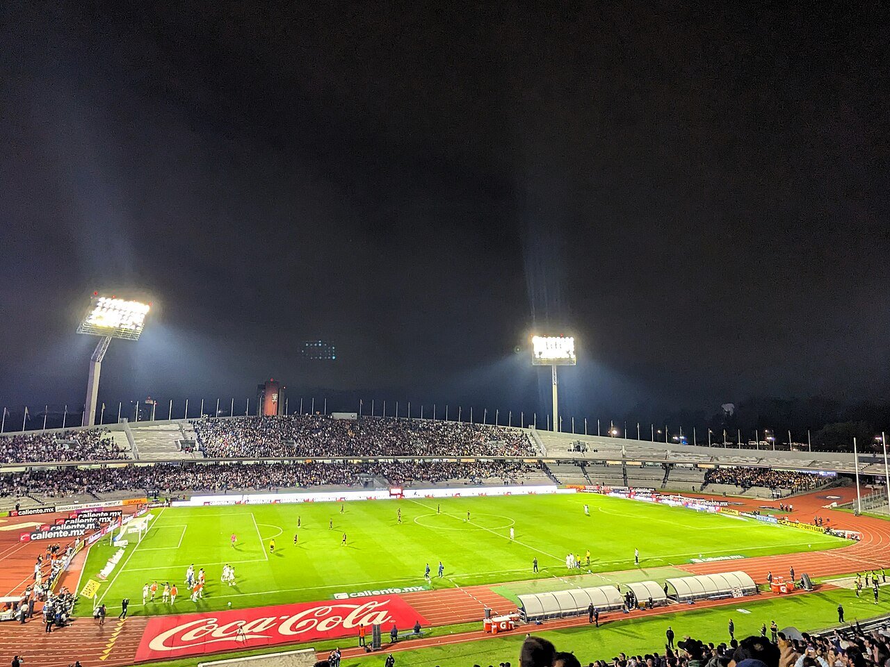Jugadores de Tigres UANL durante un partido en el Estadio Universitario