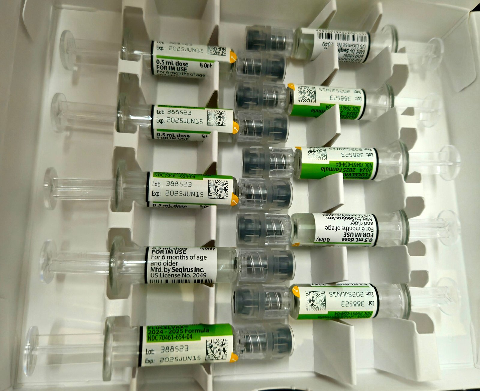 Jeringas con vacuna contra la influenza