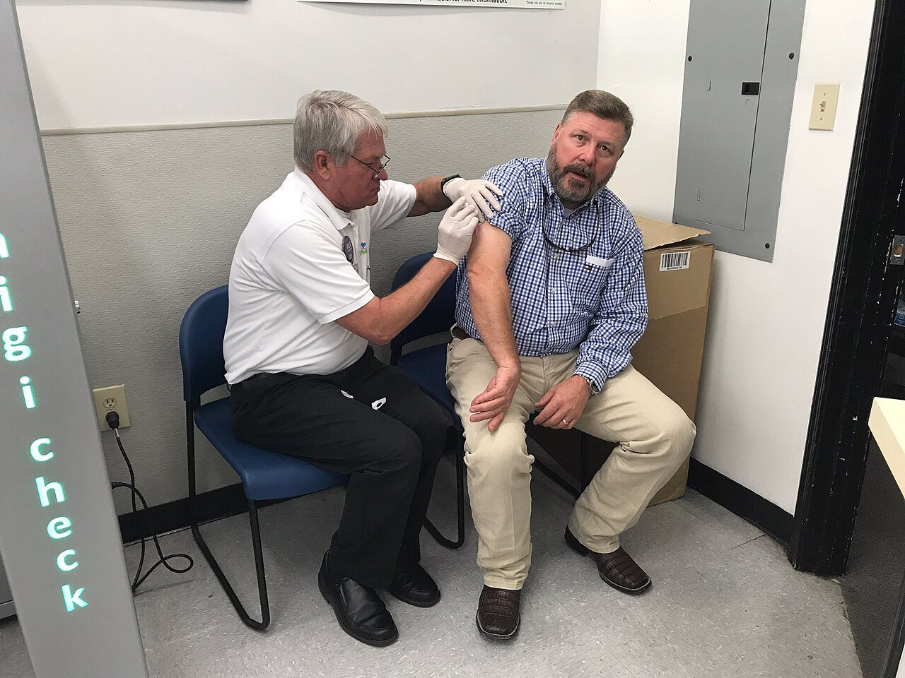 Persona recibiendo una vacuna contra la influenza, similar a la campaña invernal de Nuevo León.