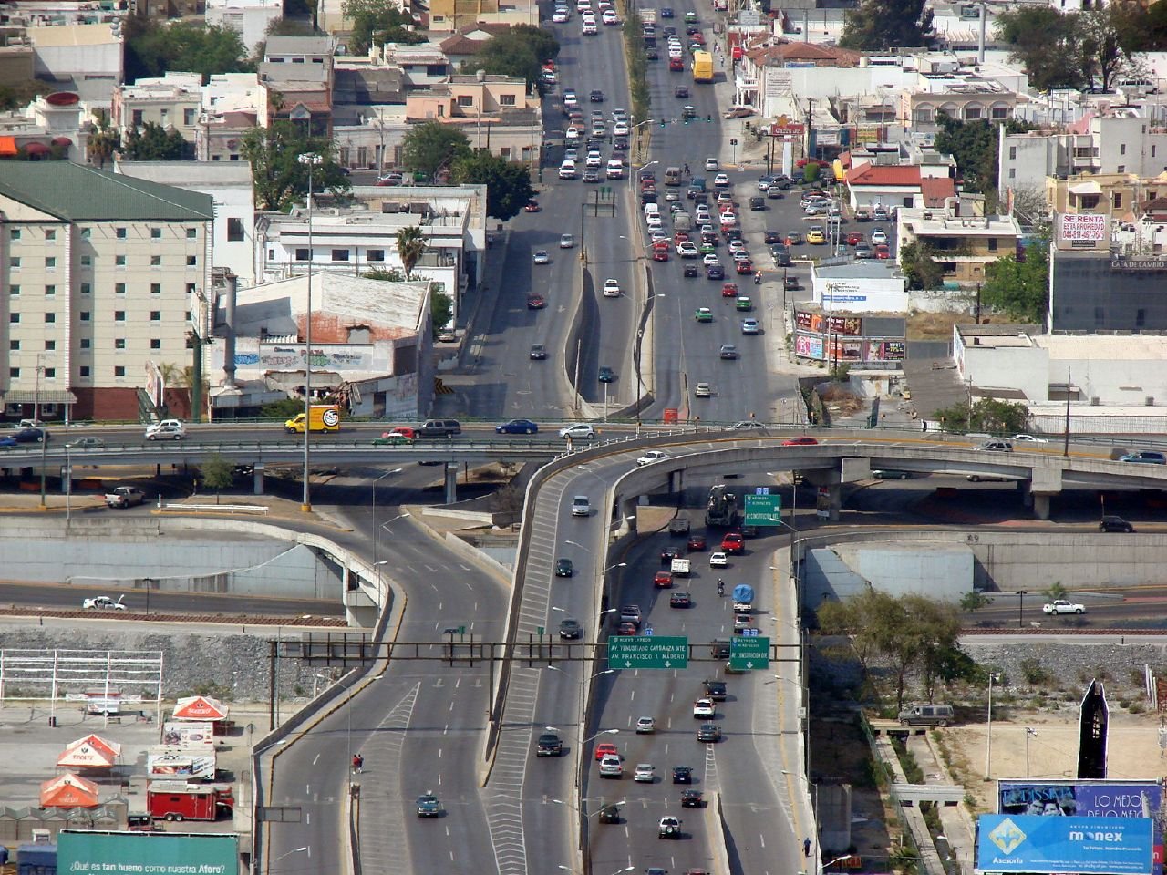 Avenida Constitución en Monterrey, donde colapsó un puente peatonal